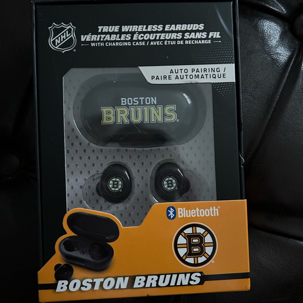 NHL Boston Bruins Black and Gold Wireless Earbuds / new in box